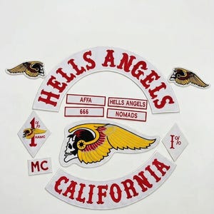 Puede incluir: Un conjunto de parches bordados con el texto HELLS ANGELS y CALIFORNIA en rojo sobre fondos blancos curvos. Incluye un emblema central de calavera alada, dos parches en forma de diamante 1%, dos pequeños detalles de calavera alada y etiquetas rectangulares que dicen AFFA, 666, HELLS ANGELS, NOMADS y MC.