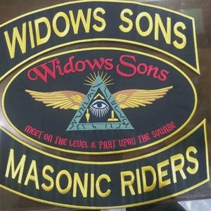 Puede incluir: Un conjunto de tres parches bordados con fondo negro y bordes amarillos. Los parches superior e inferior presentan el texto WIDOWS SONS y MASONIC RIDERS en amarillo. El parche ovalado central muestra una pirámide, un ojo, alas y texto.