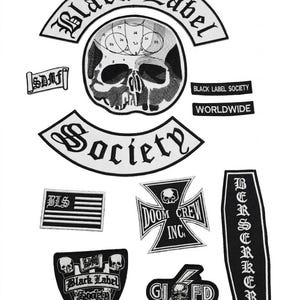 以下が含まれることがあります： Black Label Societyのロゴ、幾何学模様の頭蓋骨、「SDMF」、「BLACK LABEL SOCIETY WORLDWIDE」、「BLS」、「DOOM CREW INC」、「BERSERKER」、「GI FD」の文字が刺繍された、白黒の刺繍ワッペンのコレクション。