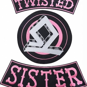 Puede incluir: Un conjunto de tres parches bordados con un esquema de color negro y rosa. Los parches curvos superior e inferior muestran el texto TWISTED y SISTER en letras rosas. El parche circular central presenta un símbolo geométrico blanco.
