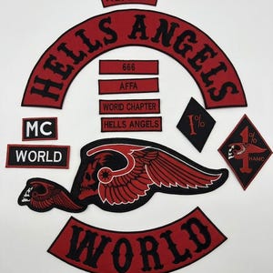 Op de afbeelding: Een verzameling geborduurde patches met rode en zwarte ontwerpen. De set bevat een grote gebogen Hells Angels rocker, een World rocker, rechthoekige patches met tekst zoals 666, AFFA en World Chapter, en ruitvormige 1%-patches.