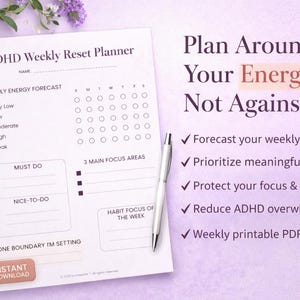 Könnte beinhalten: ADHS Wochen-Reset-Planer auf lavendelfarbenem Hintergrund. Der Planer enthält Abschnitte für wöchentliche Energieprognosen, Aufgaben und Gewohnheitsfokus. Der Text lautet: "Plane um deine Energie herum, nicht dagegen."
