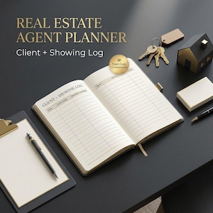 Op de afbeelding: Een open Real Estate Agent Planner met een Client + Showing Log-pagina, een ronde gouden sticker met de tekst Track Every Commission, een zwart klembord met pen, een sleutelbos, een huisvormig ornament en een visitekaartje.