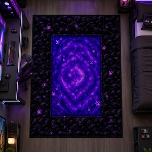Può includere: Un tappeto rettangolare con un design pixelato che imita un portale, caratterizzato da un centro vorticoso viola vibrante circondato da una cornice nera scura con accenti pixelati viola sparsi, creando un'estetica ispirata ai videogiochi.