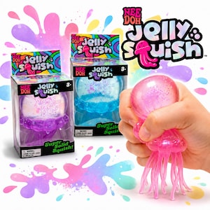 Könnte beinhalten: Zwei Nee Doh Jelly Squish Schachteln mit einem lila und einem blauen Quallenspielzeug sowie eine rosa, durchscheinende Qualle mit hängenden Tentakeln, die gerade zusammengedrückt wird. Die Verpackung zeigt den Text Nee Doh Jelly Squish und Super Solid Squish.