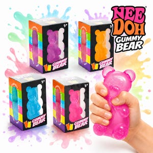 Op de afbeelding: Vier Nee Doh Gummy Bear knijpspeeltjes in individuele rechthoekige doosjes met doorzichtige vensters. De doosjes zijn zwart met regenboogkleurige zijpanelen. Eén roze doorschijnend gummibeertje is buiten de verpakking afgebeeld.