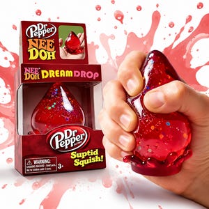 Può includere: Un giocattolo antistress Nee Doh Dream Drop rosso, traslucido e a forma di goccia, riempito con glitter colorati, confezionato in una scatola a marchio Dr. Pepper con il testo "Nee Doh Dream Drop" e "Super Squish!" visibile sulla confezione.