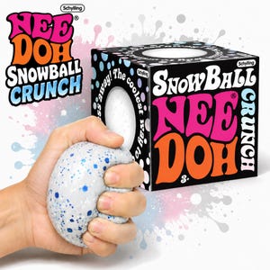 Puede incluir: Una pelota antiestrés esférica, blanca y maleable con motas de purpurina azul, acompañada de una caja de embalaje cuadrada negra etiquetada como Nee Doh Snowball Crunch. La caja presenta texto en rosa y naranja, un gráfico circular blanco y el logotipo de Schylling.