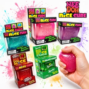以下が含まれることがあります： ピンク、紫、ティール、赤、緑など、さまざまな半透明色のNee Doh Nice Cube感覚玩具のコレクション。各キューブは、Nee Doh Nice CubeおよびSuper Solid Squishというテキストが記載されたブランドボックスに梱包されています。