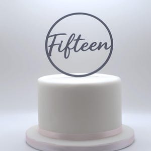 Forme de gâteau Fifteen, décoration d'anniversaire cercle avec inscription moderne Royaume-Uni