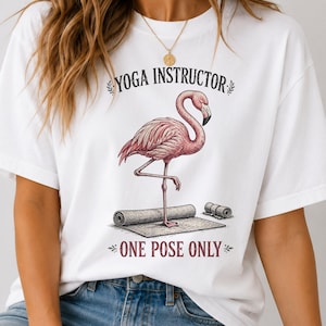 ポーズ1種類のみPNG画像｜面白いフラミンゴヨガインストラクターTシャツデザイン｜フラミンゴ好きのための昇華プリント用デジタルダウンロード
