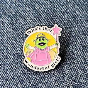 Who’s That Wonderful Girl Pin – Funny Meme Badge – Nanalan Mona