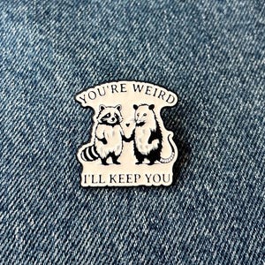 You’re Weird I’ll Keep You Enamel Pin – Cute Raccoon & Opossum Friendship Gift – Funny Animal Badge Cute Trash Panda Badge Best Friend Gift afbeelding 1