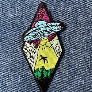 UFO Abduction Embroidered Patch – Alien Landscape Iron On Badge Jacket – Sci-Fi Aesthetic - Gift for Sci-Fi Lovers