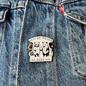 You’re Weird I’ll Keep You Enamel Pin – Cute Raccoon & Opossum Friendship Gift – Funny Animal Badge Cute Trash Panda Badge Best Friend Gift afbeelding 2