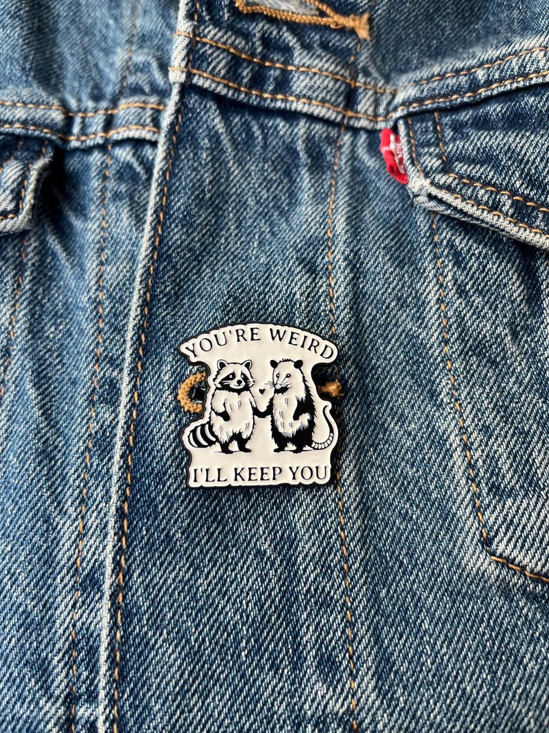 You’re Weird I’ll Keep You Enamel Pin – Cute Raccoon & Opossum Friendship Gift – Funny Animal Badge Cute Trash Panda Badge Best Friend Gift afbeelding 2
