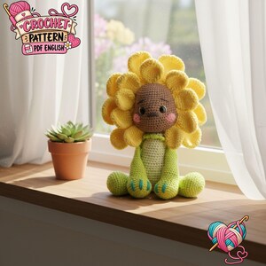 Peut inclure: Une poupée tournesol crochetée avec un visage marron, des pétales jaunes et un corps vert clair, avec des joues roses et des yeux sombres. La poupée est assise à côté d'une petite succulente verte dans un pot en terre cuite. Texte : CROCHET PATTERN PDF ENGLISH.