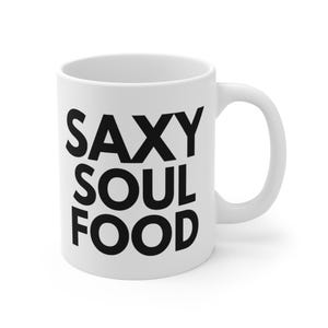 Puede incluir: Un juego de tres tazas de cerámica con un acabado mate moteado. Cada taza presenta un color diferente: azul claro, crema y gris. Las tazas tienen un diseño simple y moderno y un asa cómoda.