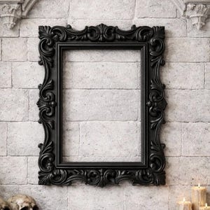 Puede incluir: Una taza de cerámica blanca con un asa negra y el texto "But First, Coffee" en negro, con una fuente de estilo manuscrito. La taza está sobre una superficie blanca.