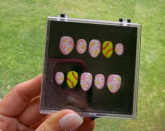 Uñas postizas pintadas a mano por niños
