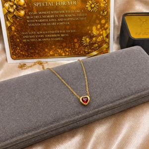 Hjärthalsband i guld – Hänge med rött ädelsten, elegant romantiskt smycke i present