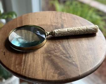 Lupa vintage de latón con mango tallado de imitación de marfil y baquelita de 9,75 pulgadas.