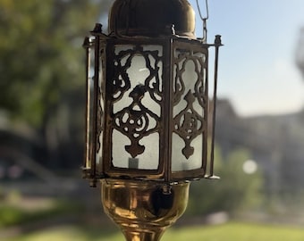 Farol colgante antiguo marroquí turco de latón con cristal azul esmerilado de 21 pulgadas.