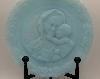 Prato Fenton 1977 para o Dia das Mães, com Madona e o Menino Jesus em cetim azul e vidro de urânio com efeito luminescente UV.