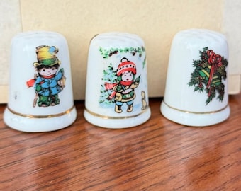 Lote de 3 dedales navideños de porcelana vintage de Taiwán con forma de niño y niña en forma de corona.
