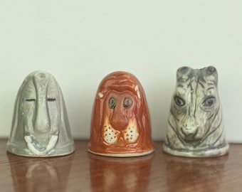 Dedales de porcelana vintage con forma de animales: elefante, cebra y león. Juego de 3 piezas coleccionables.