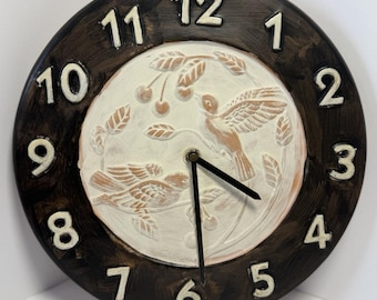 Reloj de pared vintage de terracota de Brenda Koppel con diseño de pájaros y cerezas, arte popular rústico, 31,75 cm (12,5 pulgadas)