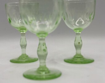 Juego de 3 vasos de licor de vidrio de uranio vintage resistentes a los rayos UV.