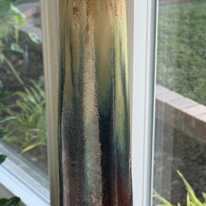 Puede incluir: Un juego de tres tazas de cerámica con un acabado moteado y mate. Las tazas son en tonos crema, gris claro y gris oscuro. Cada taza tiene un diseño simple y minimalista, ideal para café o té.