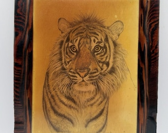 Placa decorativa de resina con diseño de madera de tigre de Hans P Luetcke, estilo vintage, con marco de imitación de madera de raíz de nogal, 9x7 pulgadas.