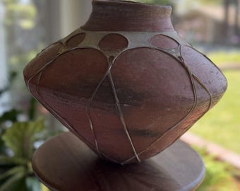 Jarrón grande de cerámica artística del suroeste con revestimiento de cuero crudo, terracota, olla, 33 cm (13 pulgadas)