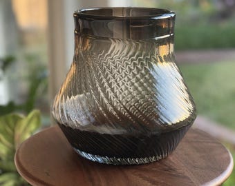 Jarrón de cristal artístico vintage gris humo con diseño de espiral óptica, recipiente de cristal acanalado en espiral de 6,5 pulgadas.