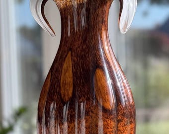 Jarrón de cristal soplado a mano Amberina blanco con volantes y forma oscilante, estilo Murano, mediados de siglo.
