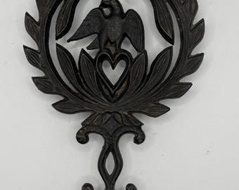 Salvamanteles de hierro fundido antiguo con forma de corazón de águila, placa de pared estilo holandés de Pensilvania de 9 pulgadas.
