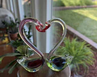 Par de cisnes de cristal artístico Fifth Avenue con forma de corazón, color azul arándano, 30 cm (12 pulgadas)
