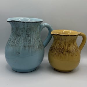 Set di 2 brocche vintage in ceramica italiana - Smalto blu e miele - 6,75” e 5,25”