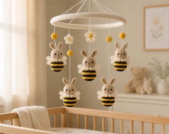 Giostrina per culla con coniglietti e api all'uncinetto di Bumblebuns, decorazione per la cameretta con insetti pelosi a strisce, decorazione per culla a tema bosco e prato.