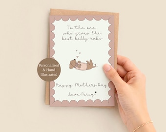 Könnte beinhalten: Eine personalisierte und handillustrierte Muttertagskarte. Die Karte zeigt eine Dackel-Illustration mit dem Text "To the one who gives the best belly rubs". Der Text "Happy Mothers Day! Love Percy" ist in einem wellenförmigen Rahmen.