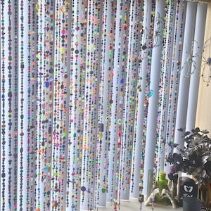 Cortinas de contas Chaos Garden – Contas ecléticas feitas à mão em tons de arco-íris para janelas, portas e iluminação natural.