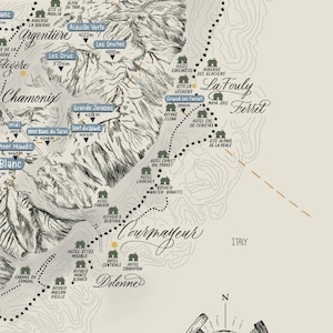 Op de afbeelding: Een gedetailleerde topografische kaartillustratie van het Mont Blanc-massief, met zwarte hoogtelijnen, namen van bergtoppen met hoogtes, en kleine iconen voor berghutten en hotels. Een windroos is in de onderste hoek afgebeeld.