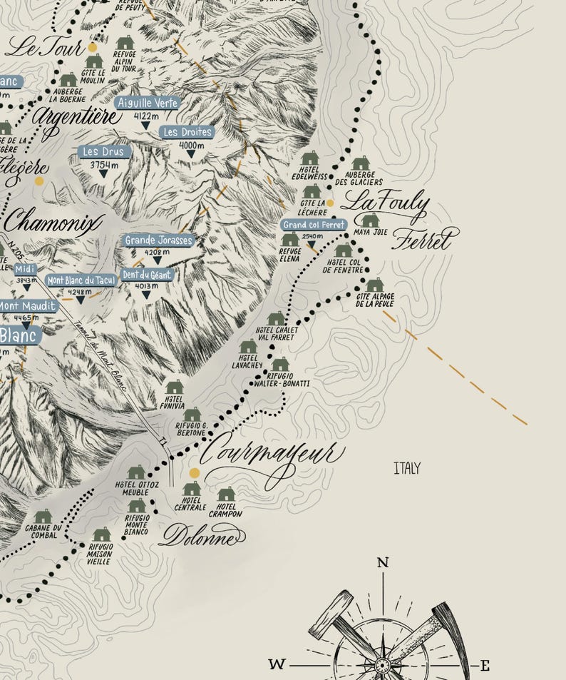 Op de afbeelding: Een gedetailleerde topografische kaartillustratie van het Mont Blanc-massief, met zwarte hoogtelijnen, namen van bergtoppen met hoogtes, en kleine iconen voor berghutten en hotels. Een windroos is in de onderste hoek afgebeeld.