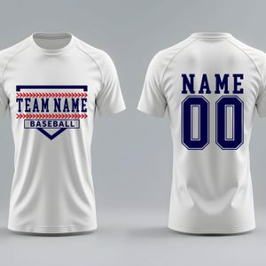 Puede incluir: Camiseta de béisbol blanca con detalles azules y rojos. La parte delantera presenta el texto "TEAM NAME BASEBALL" en un diseño azul y rojo. La parte trasera muestra "NAME" sobre el número "00" en azul. Un diseño clásico para equipos de béisbol.