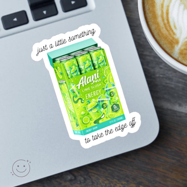 K&ouml;nnte beinhalten: Ein gestanzter Aufkleber mit einer limonengr&uuml;nen Kartonpackung Alani Nu Lime Slush Energy-Drinks. Der Text "just a little something" steht &uuml;ber der Packung und "to take the edge off" ist darunter gedruckt. Die Dosen haben ein Volumen von 355ml.