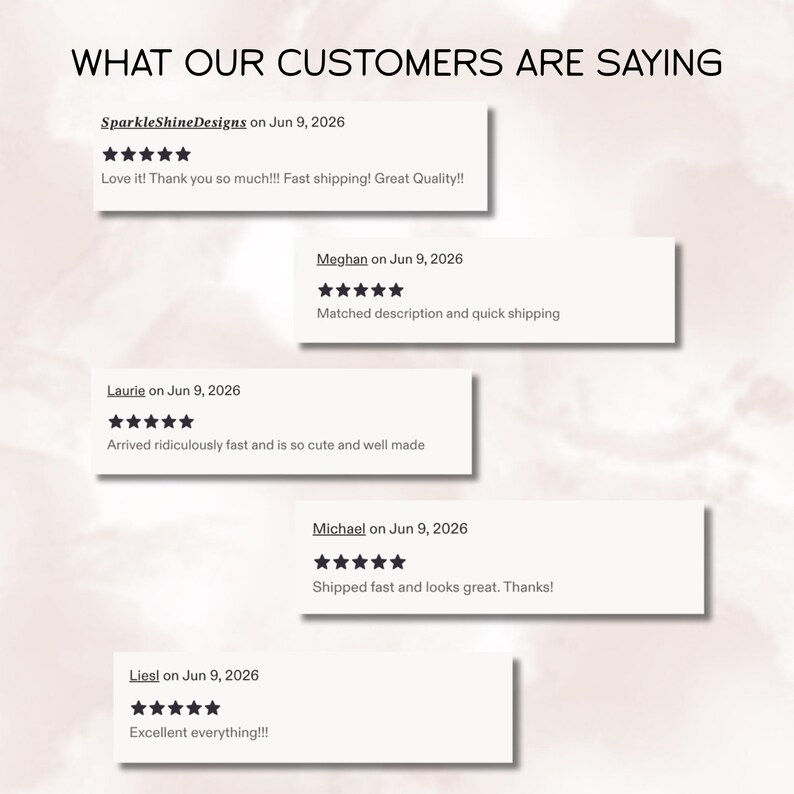 K&ouml;nnte beinhalten: Eine grafische Darstellung mit dem Titel WHAT OUR CUSTOMERS ARE SAYING, die f&uuml;nf wei&szlig;e rechteckige Kundenbewertungsfelder zeigt. Jedes Feld enth&auml;lt einen Namen, das Datum 9. Juni 2026, f&uuml;nf schwarze Sterne und einen Bewertungstext.