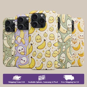 Può includere: Cinque custodie per telefono con disegni di banane e facce sorridenti. Le custodie presentano banane gialle e simpatiche facce sorridenti su una varietà di sfondi, tra cui verde chiaro, viola e crema. Disponibili per iPhone, Samsung e Pixel.