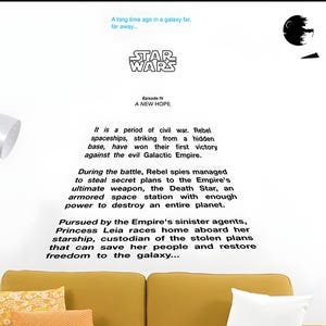 Puede incluir: Un sofá amarillo con tres cojines decorativos y un cojín blanco. El logotipo de Star Wars y el texto del Episodio IV: Una nueva esperanza se muestran en la pared. Una lámpara blanca está a la izquierda.